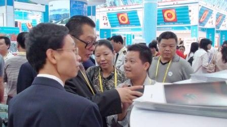  副市長陳應春一行領導參觀華北工控展臺