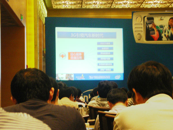 華北工控工作人員耐心解答客戶問(wèn)題