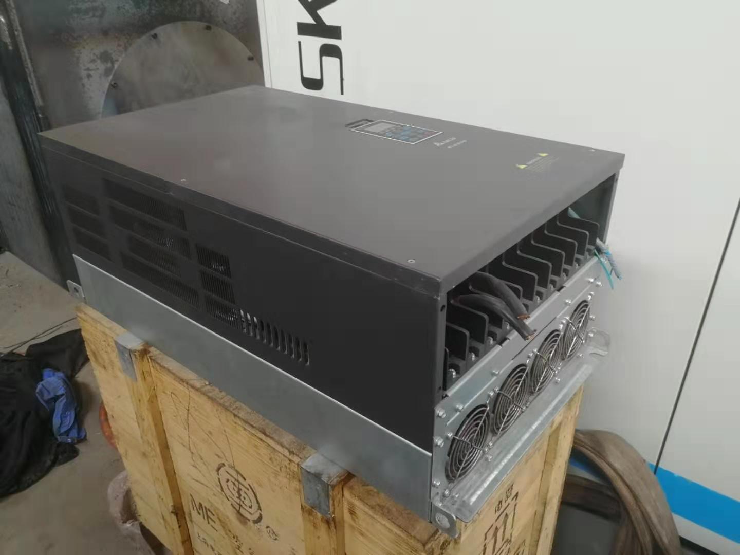 變頻器1臺(tái)；二手，售價(jià)8000元，完好少用。